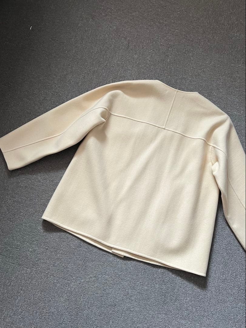 クリーム色 ノーカラージャケット