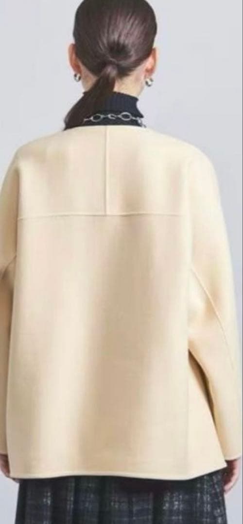 クリーム色 ノーカラージャケット