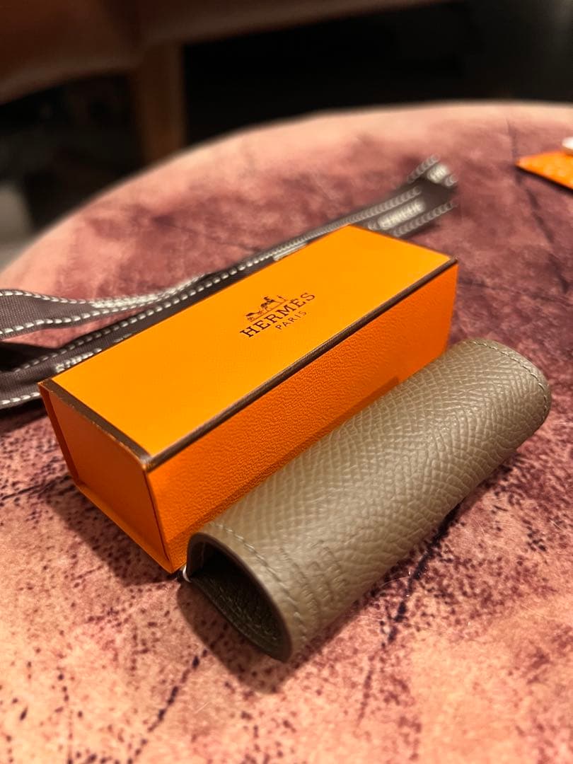 【新品未使用　箱あり】HELMESエルメス　リップケース　エトゥープ