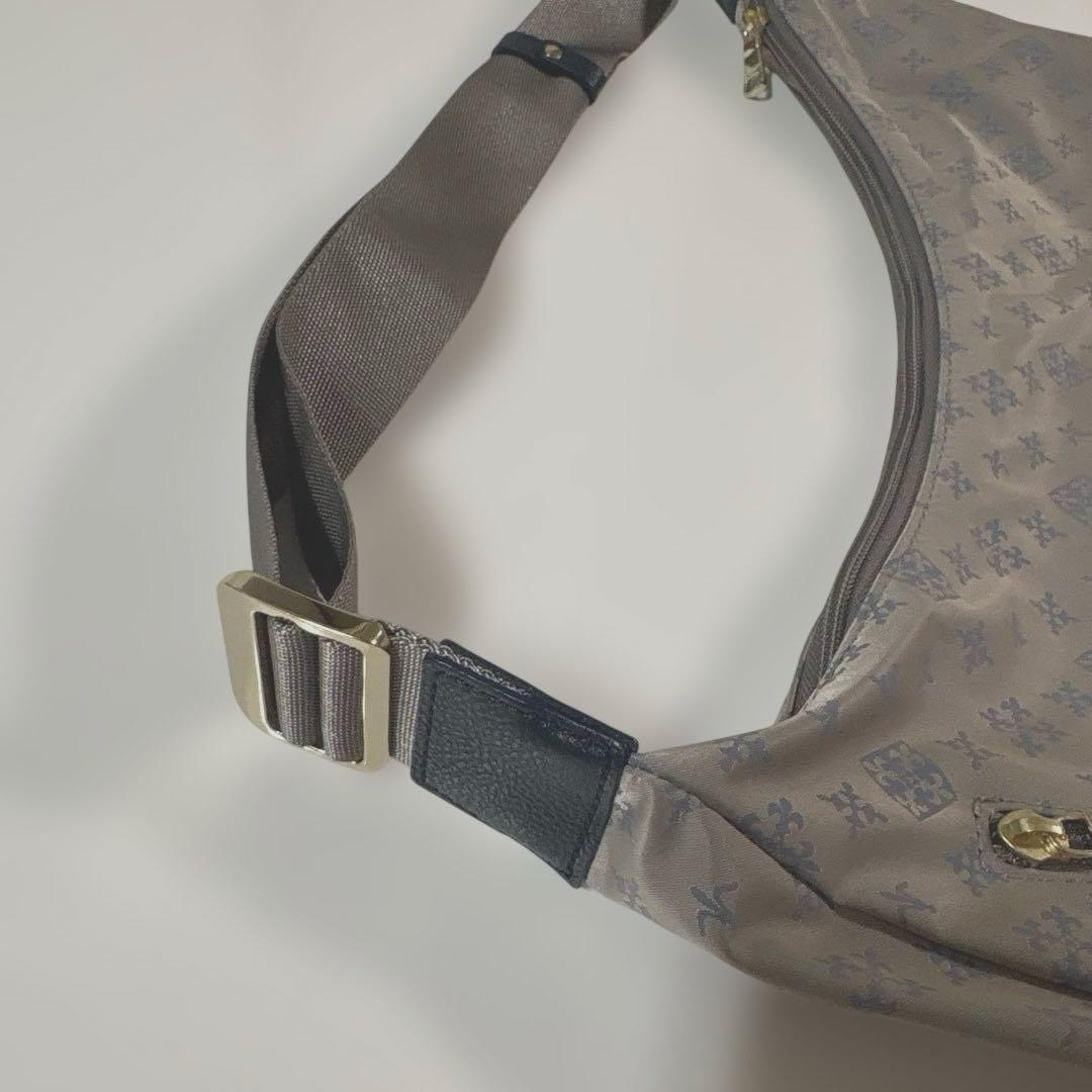 ほぼ未使用ラシット A4入るラウンドビッグショルダーバッグ　金具ゴールド