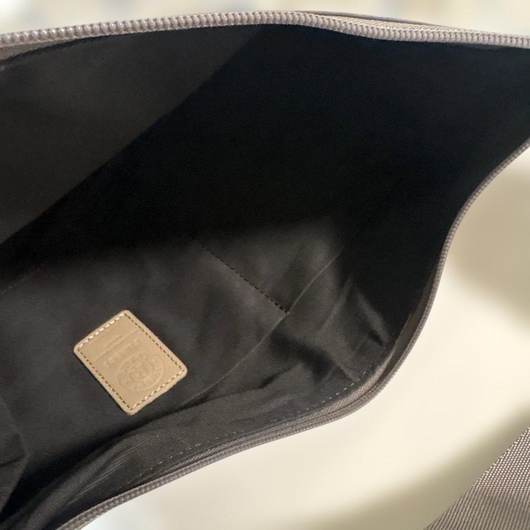 ほぼ未使用ラシット A4入るラウンドビッグショルダーバッグ　金具ゴールド