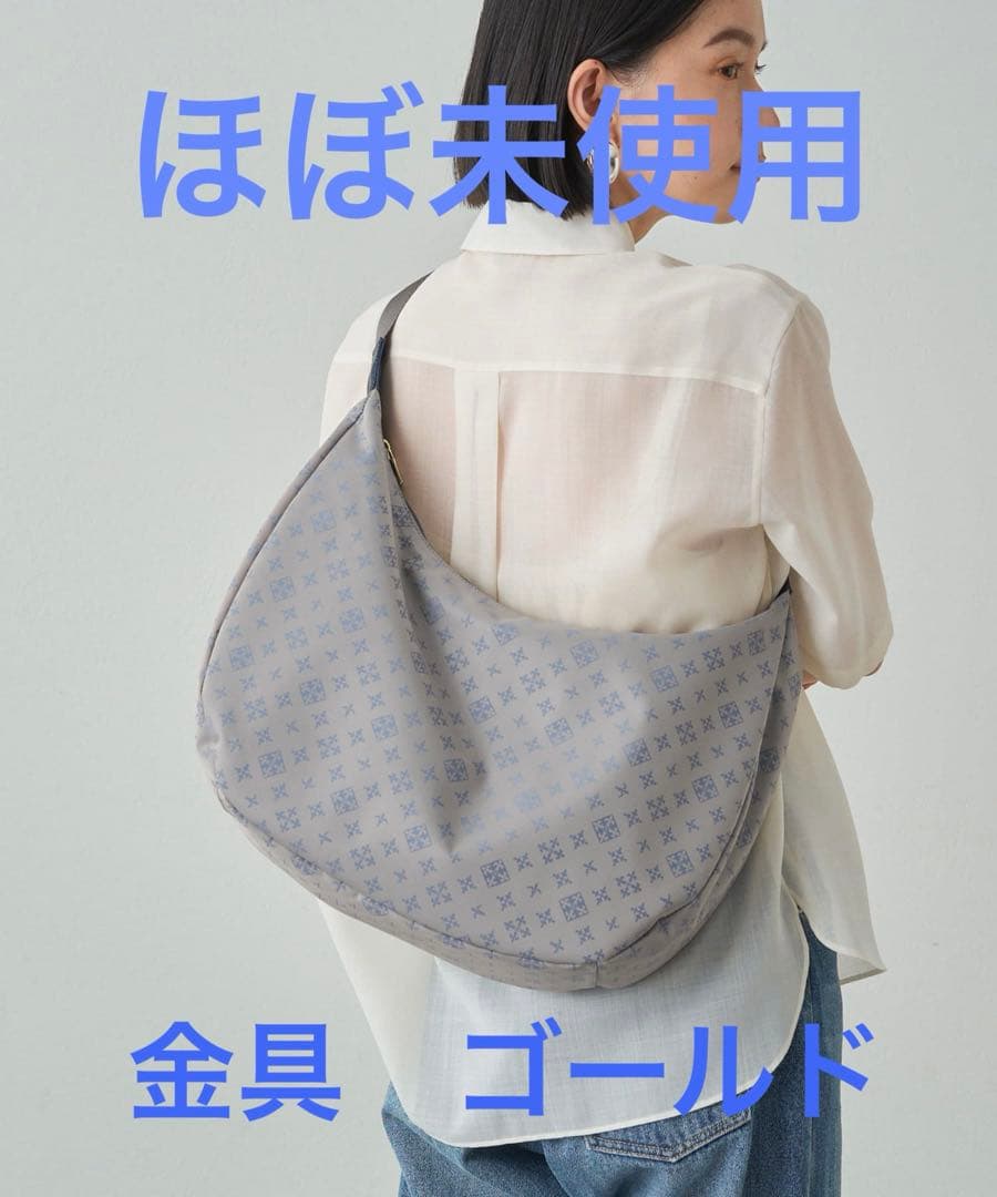 ほぼ未使用ラシット A4入るラウンドビッグショルダーバッグ　金具ゴールド