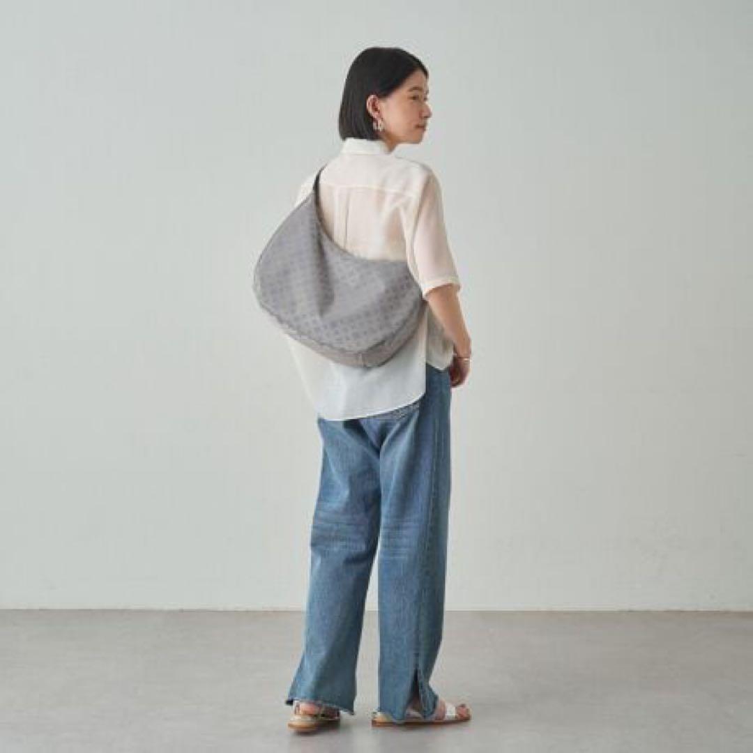 ほぼ未使用ラシット A4入るラウンドビッグショルダーバッグ　金具ゴールド