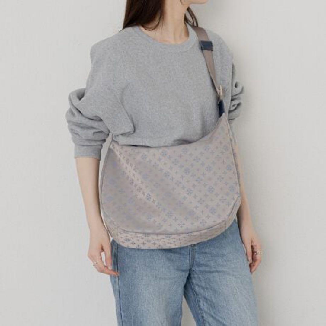 ほぼ未使用ラシット A4入るラウンドビッグショルダーバッグ　金具ゴールド