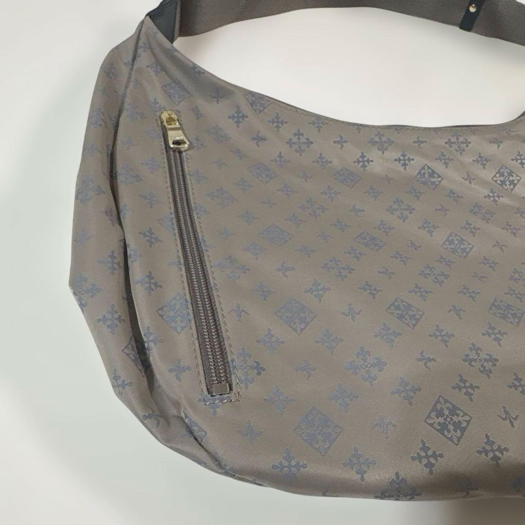 ほぼ未使用ラシット A4入るラウンドビッグショルダーバッグ　金具ゴールド