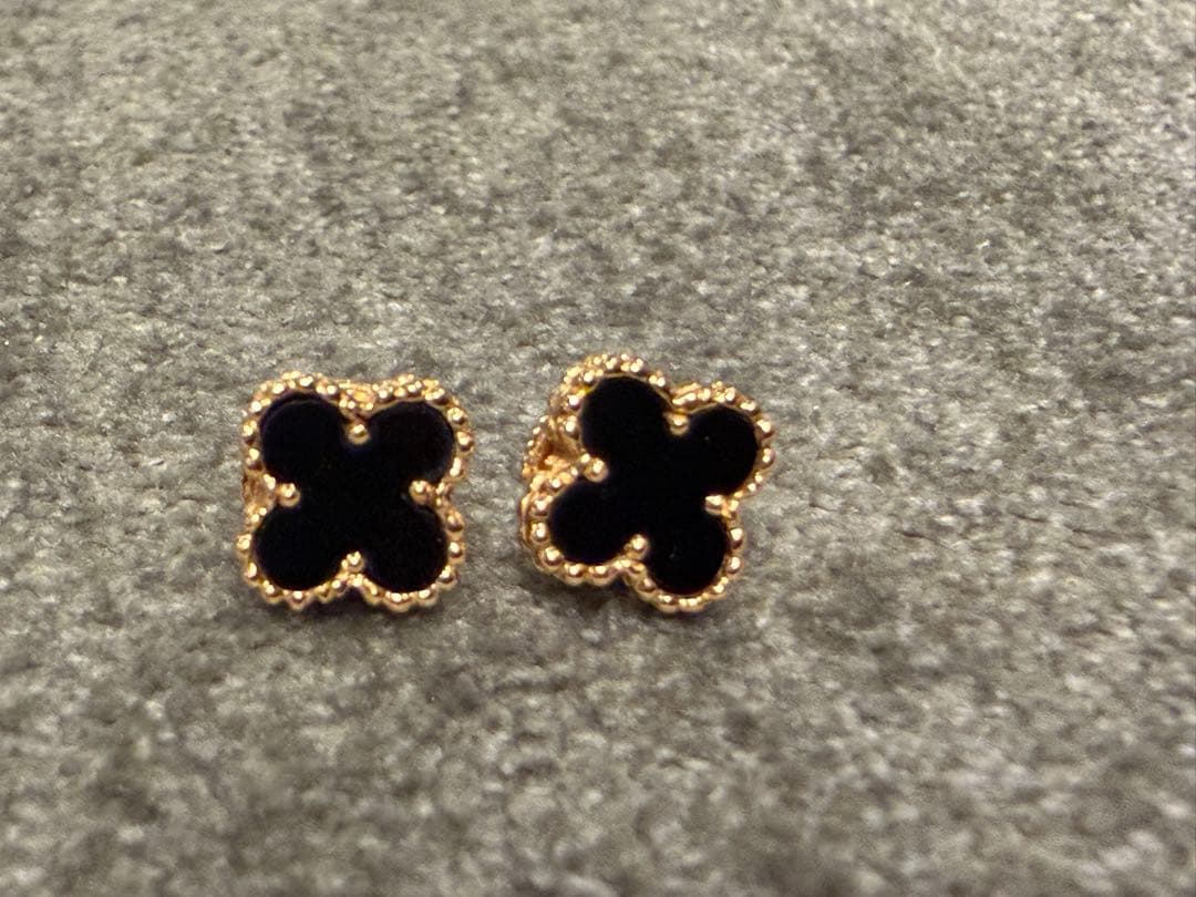 ヴァンクリーフ　スゥィートアルハンブラ　オニキスピアス