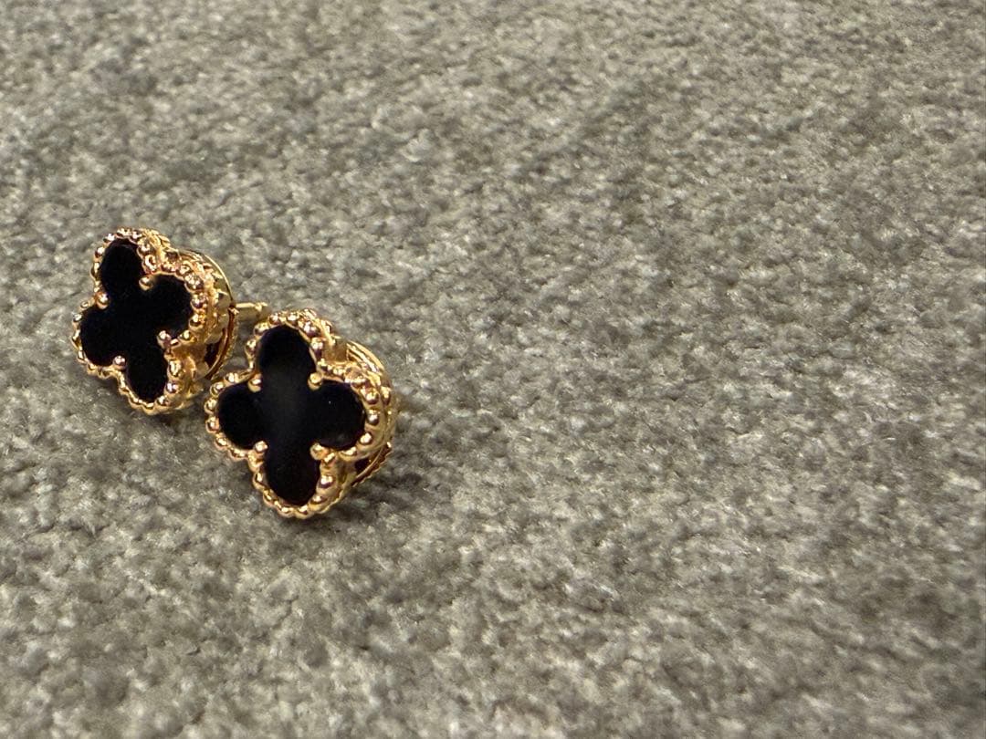 ヴァンクリーフ　スゥィートアルハンブラ　オニキスピアス