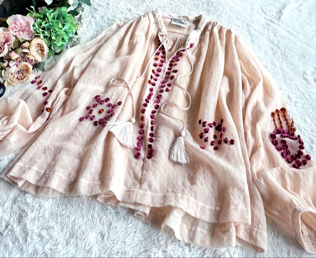 forte_forteフラワー刺繍ウールガーゼブラウス 春向け希少タッセル紐