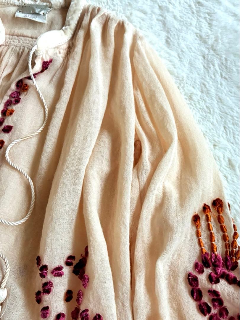 forte_forteフラワー刺繍ウールガーゼブラウス 春向け希少タッセル紐