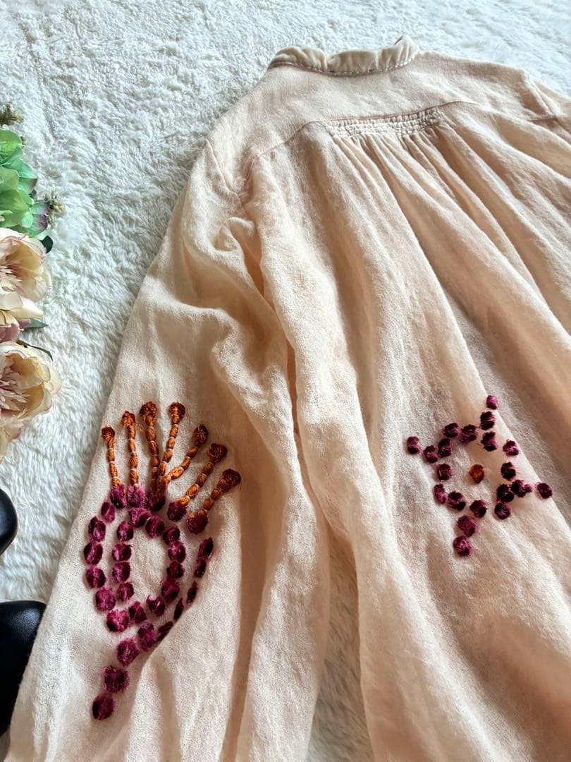 forte_forteフラワー刺繍ウールガーゼブラウス 春向け希少タッセル紐