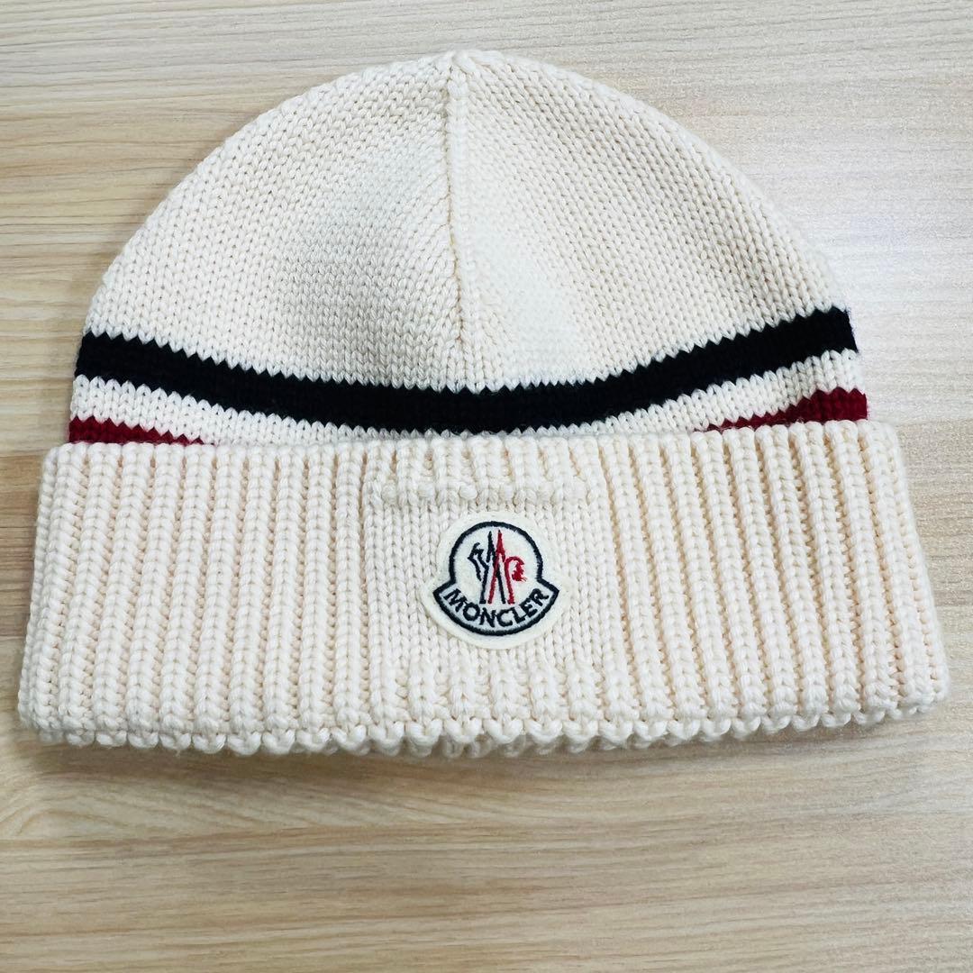 モンクレール ニットキャップ ロゴパッチ オフホワイト