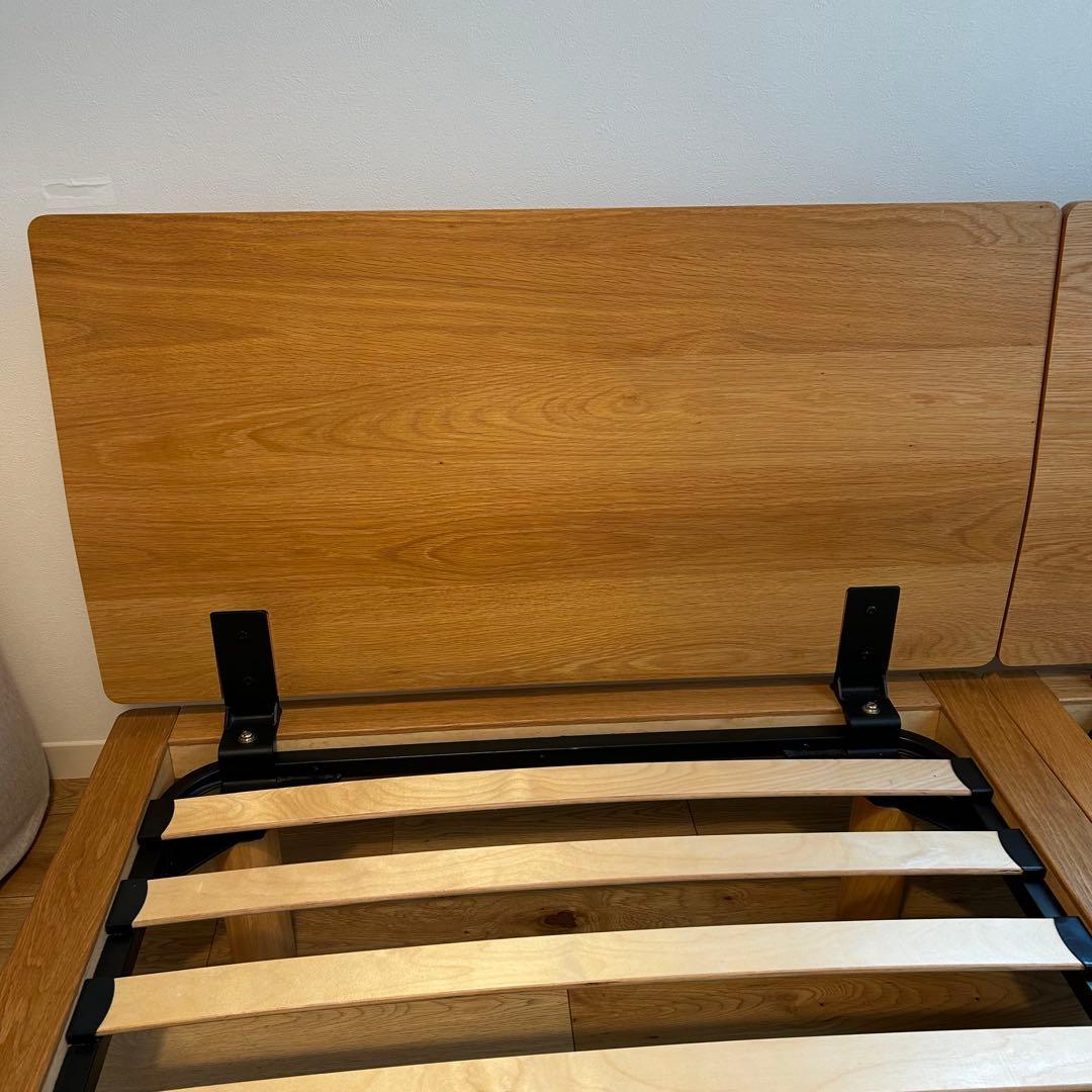 無印良品　木製ベッドフレーム シングル　オーク　脚付　ヘッドボード付　(左)