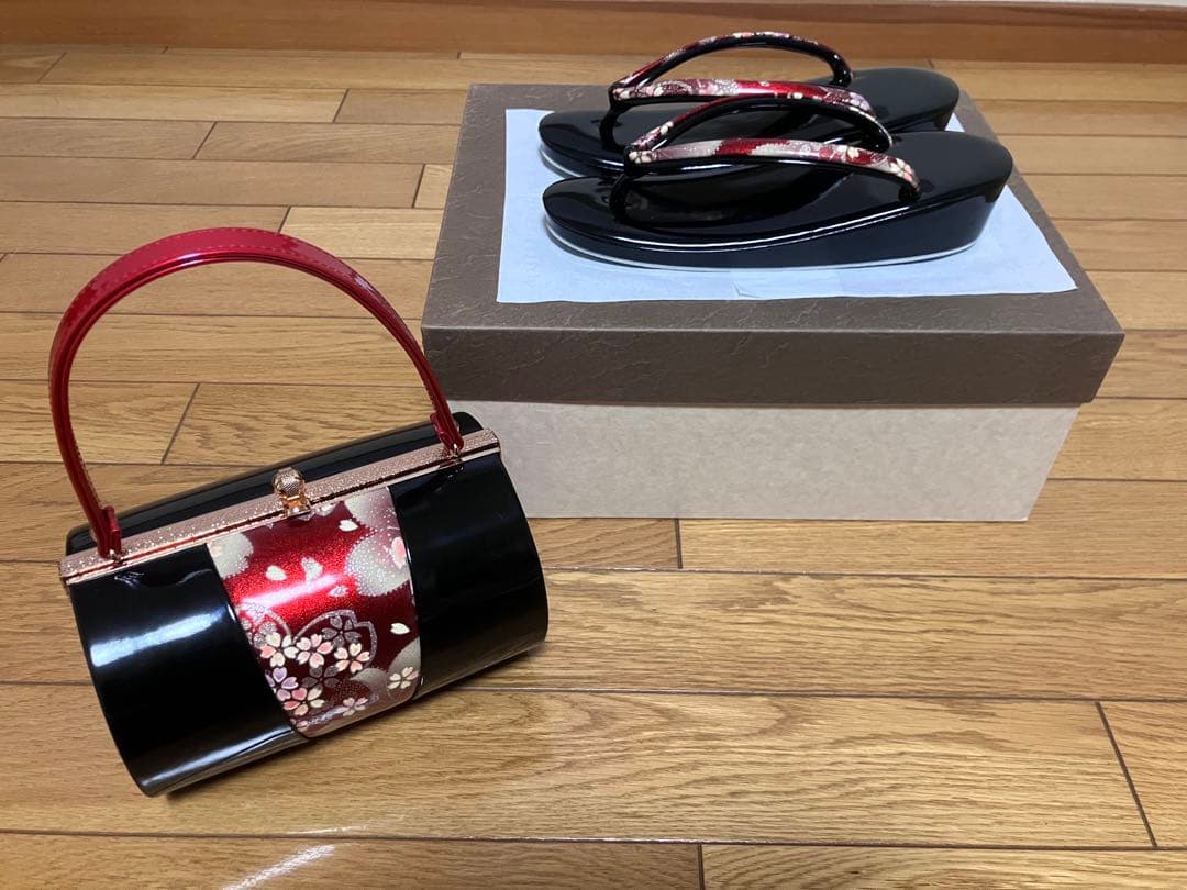 《振袖用》 草履バック 赤黒 桜柄