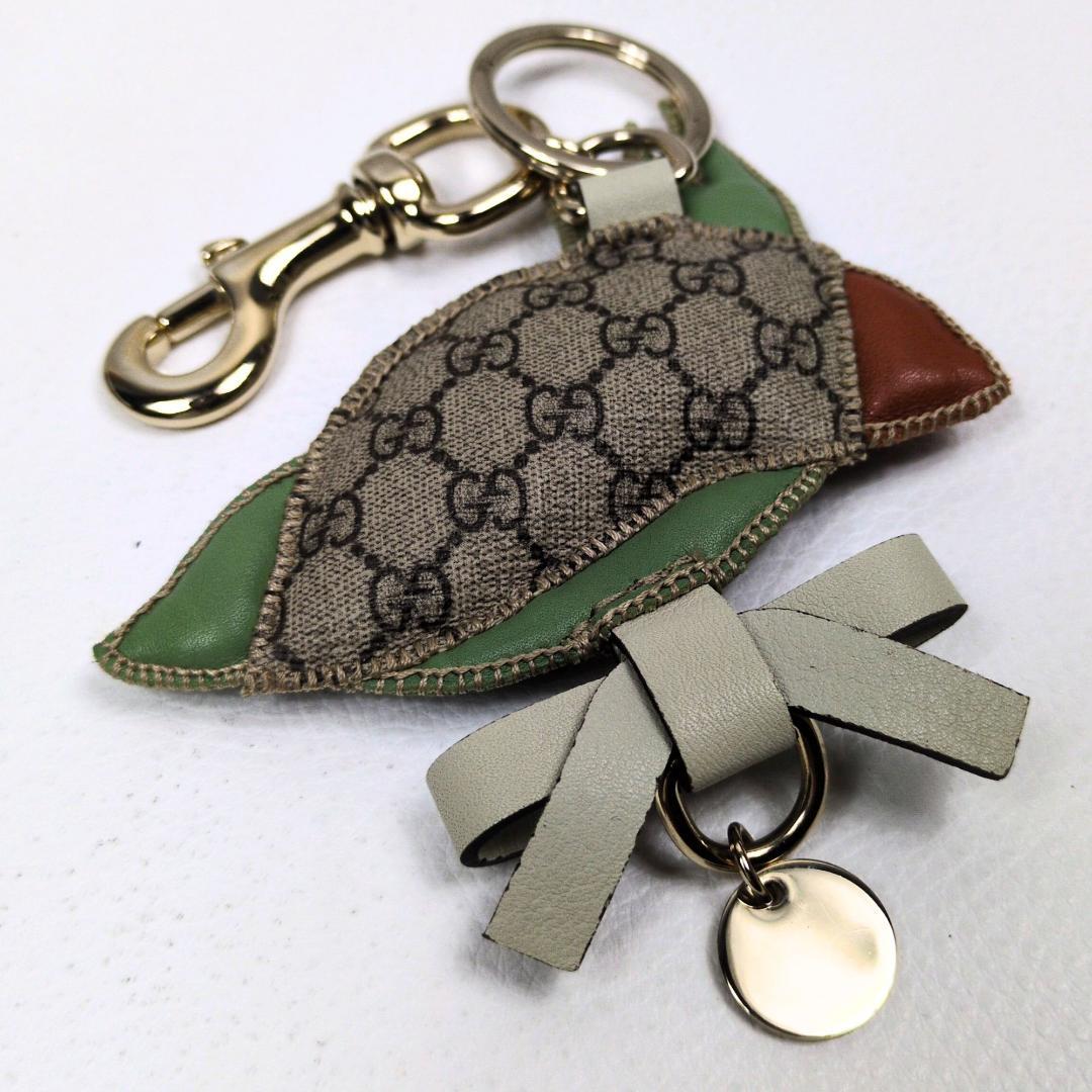 ぬえ グッチ キーホルダー パパガッロ オウム レザー GGキャンバス