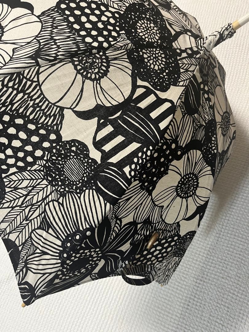 【美品】nuts花柄日傘 ブラック・ホワイト