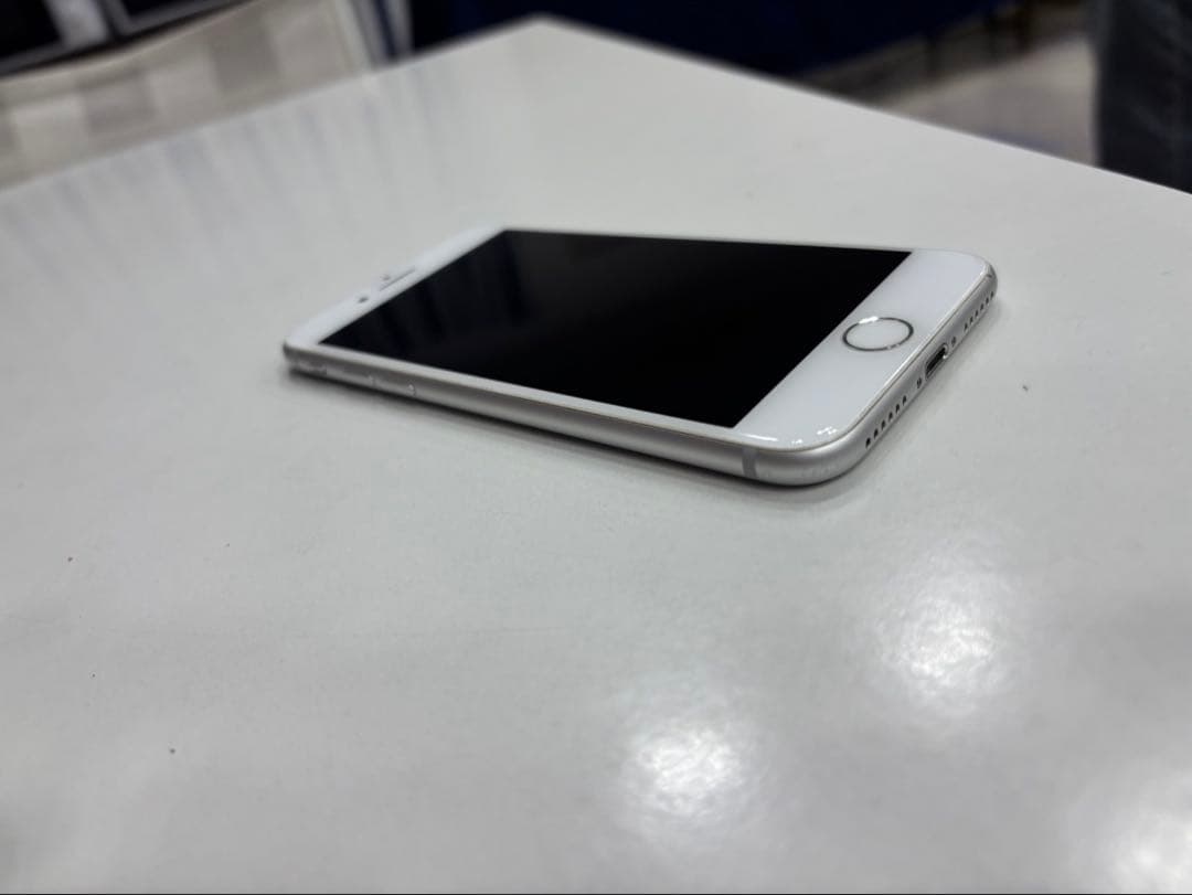 iPhone 8 本体 64GB