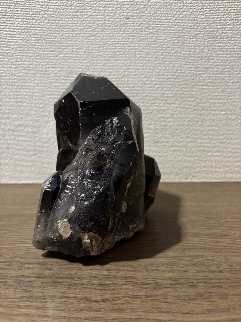 黒水晶　モリオン　原石　木製台座付き　1.9kg 特大結晶　パワーストーン