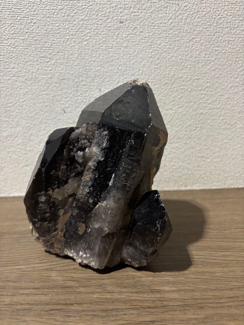 黒水晶　モリオン　原石　木製台座付き　1.9kg 特大結晶　パワーストーン