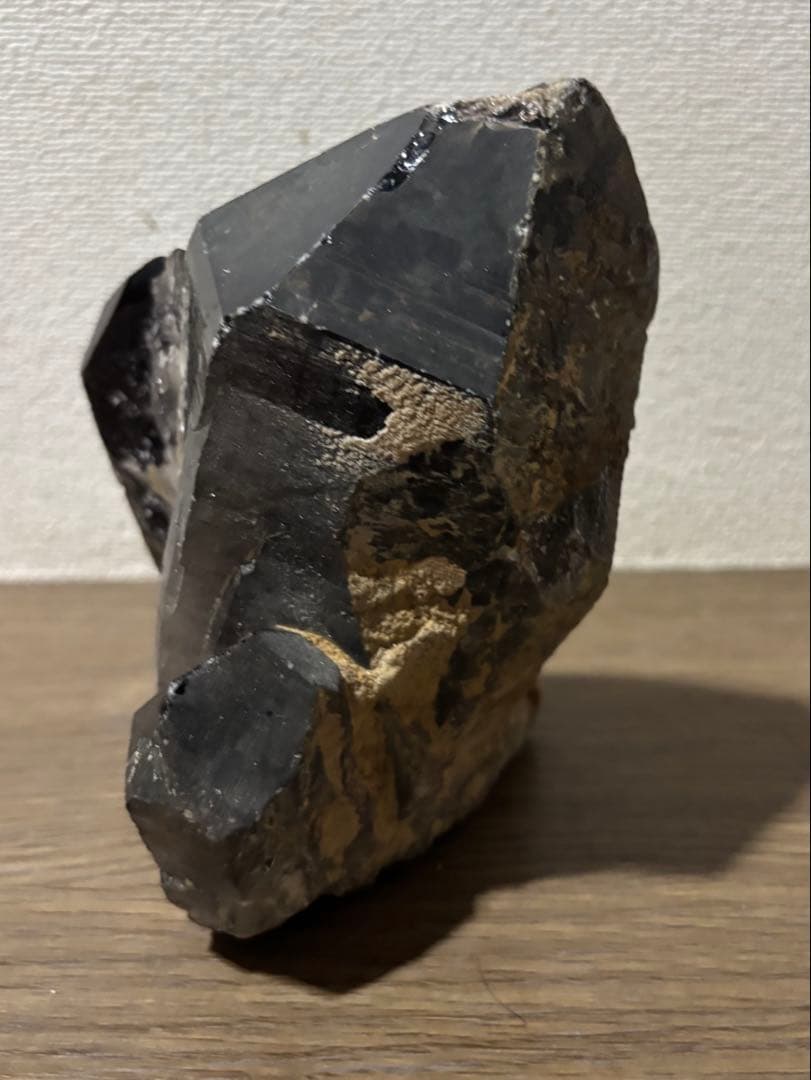 黒水晶　モリオン　原石　木製台座付き　1.9kg 特大結晶　パワーストーン