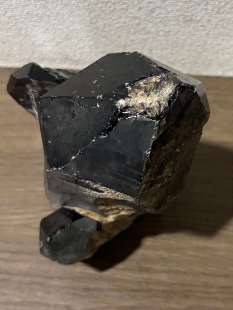 黒水晶　モリオン　原石　木製台座付き　1.9kg 特大結晶　パワーストーン