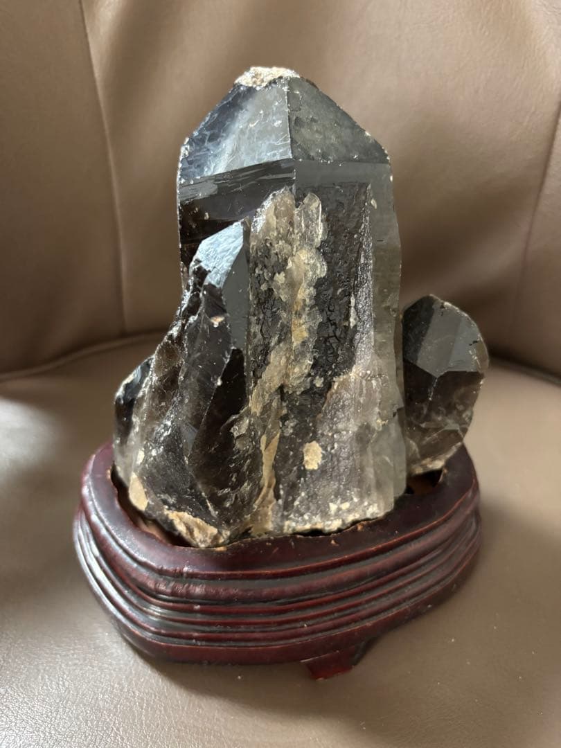 黒水晶　モリオン　原石　木製台座付き　1.9kg 特大結晶　パワーストーン