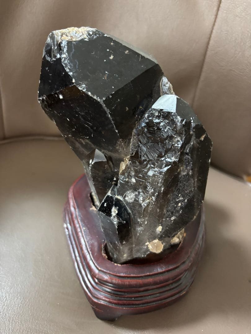 黒水晶　モリオン　原石　木製台座付き　1.9kg 特大結晶　パワーストーン