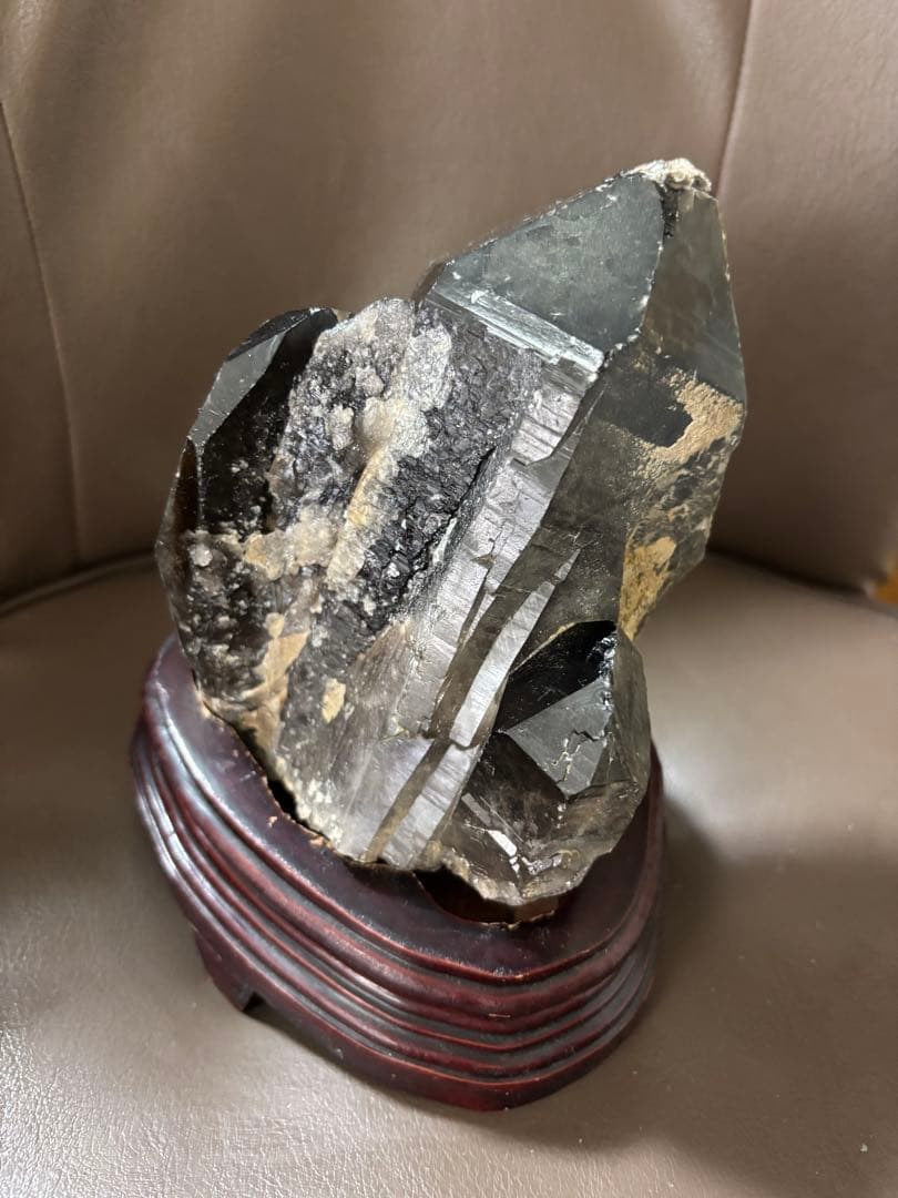 黒水晶　モリオン　原石　木製台座付き　1.9kg 特大結晶　パワーストーン