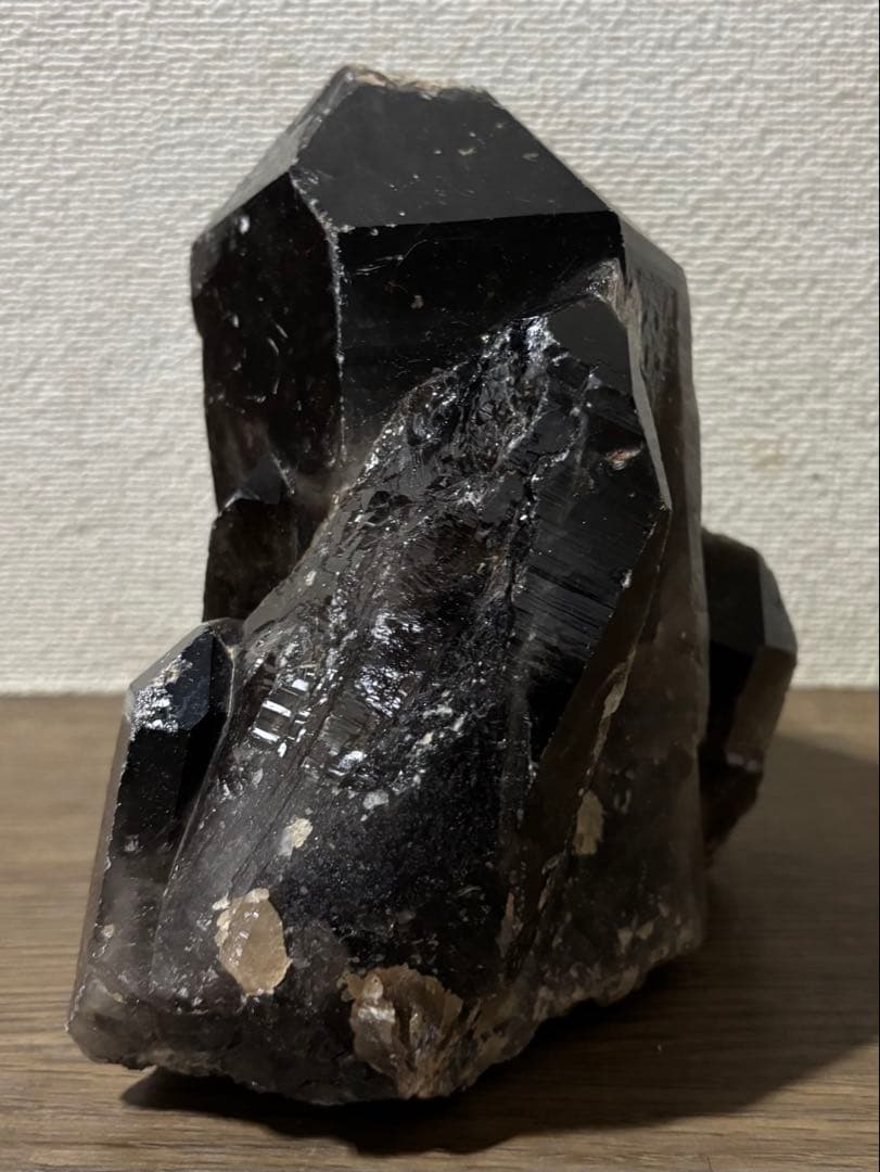黒水晶　モリオン　原石　木製台座付き　1.9kg 特大結晶　パワーストーン