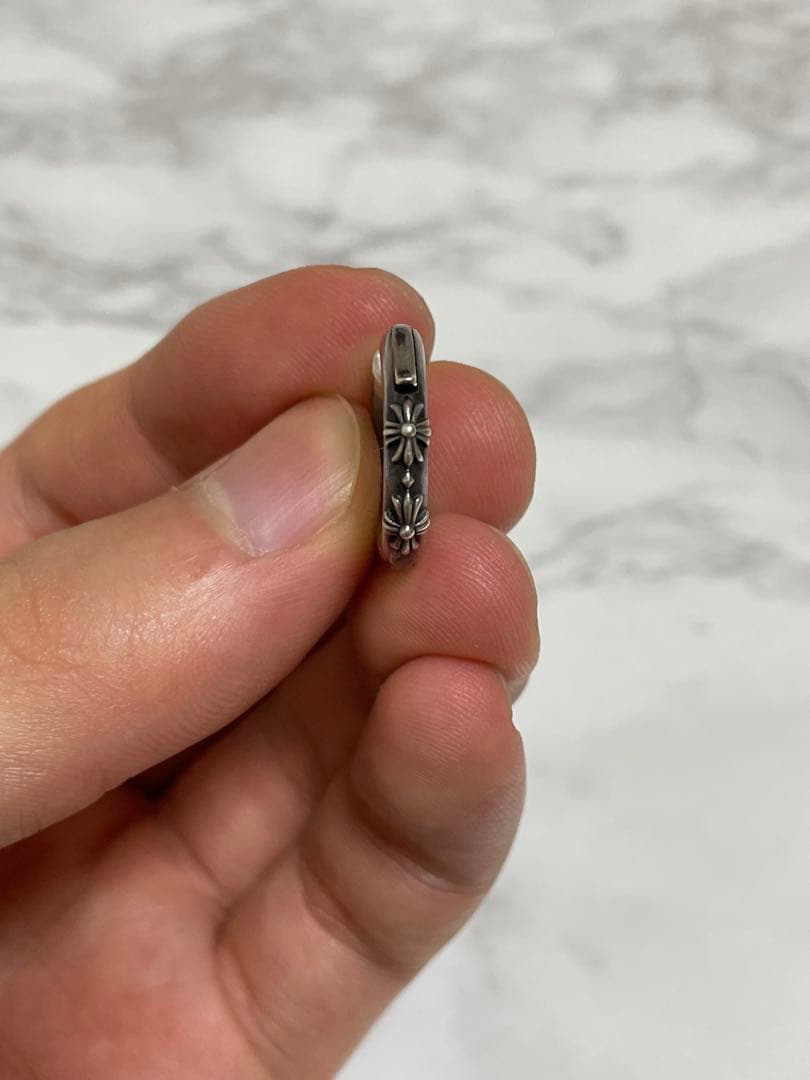 Justin Davis　フープピアス　クロス