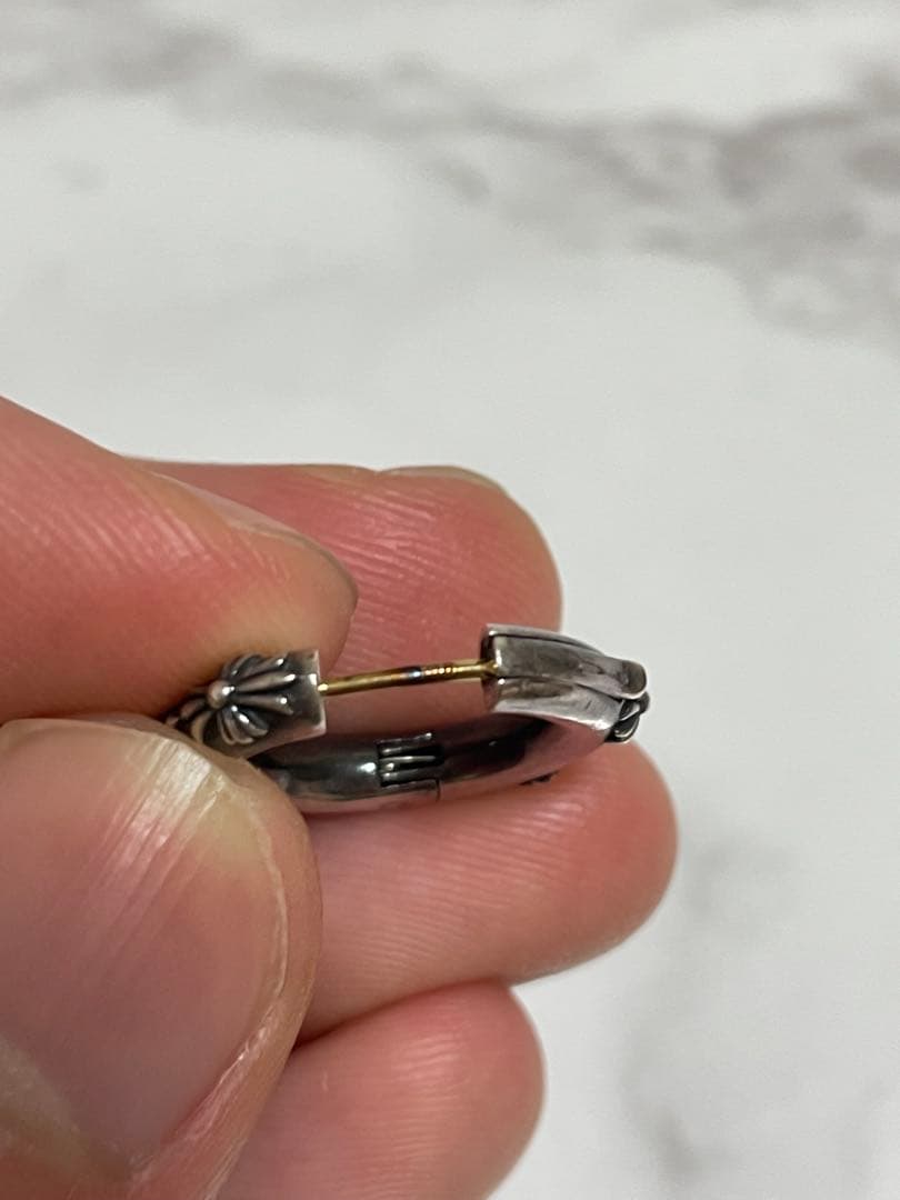 Justin Davis　フープピアス　クロス