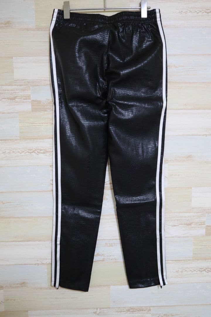 adidas プレミアム フェイクレザー SST リュクス トラックパンツ