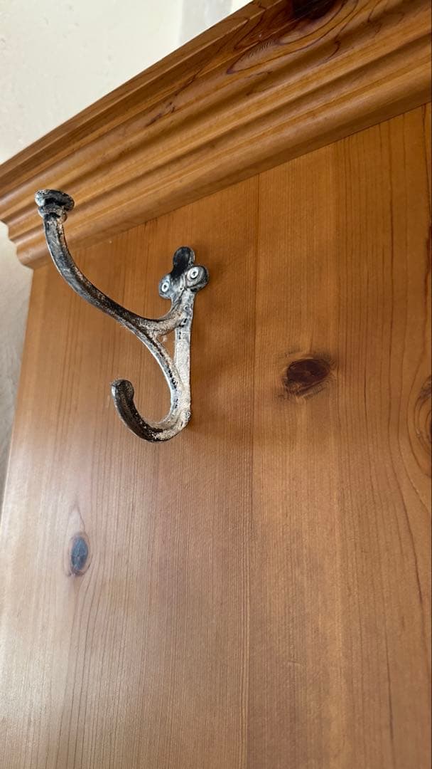 2/10まで。早く売りたいのでお値引きしてます！木製食器棚 ガラス扉付き