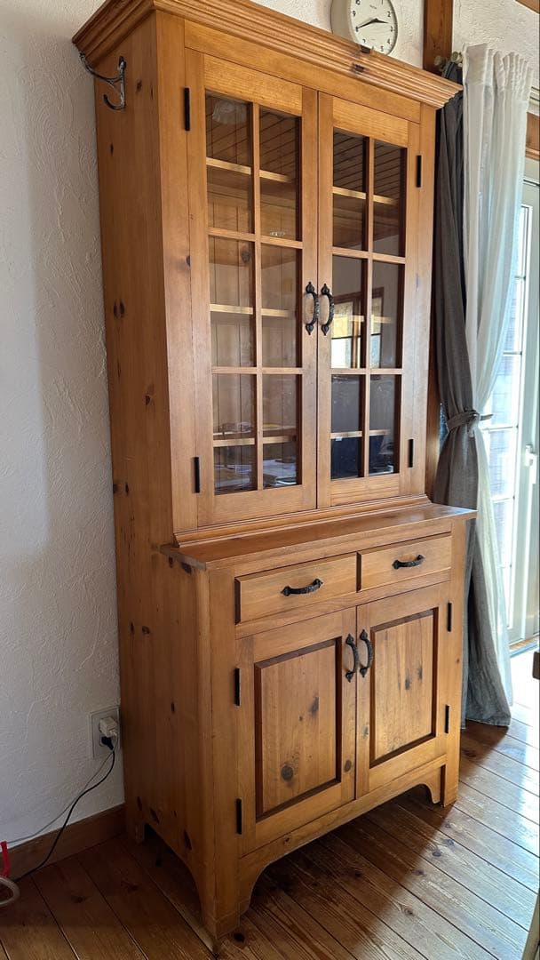 2/10まで。早く売りたいのでお値引きしてます！木製食器棚 ガラス扉付き