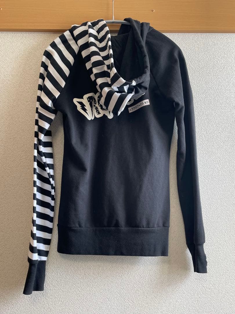 Abbey Dawn ストライプ イヤホン内臓　パーカー　M