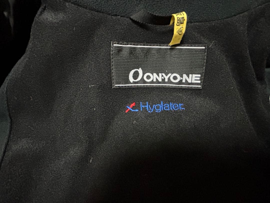 美品　オンヨネ　蛍光グリーン ドットパターン スキーウェア