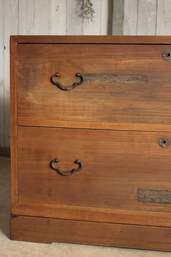 古く味のある木製の引き出し2段　チェスト　桐箪笥　タンス　古家具　古民家