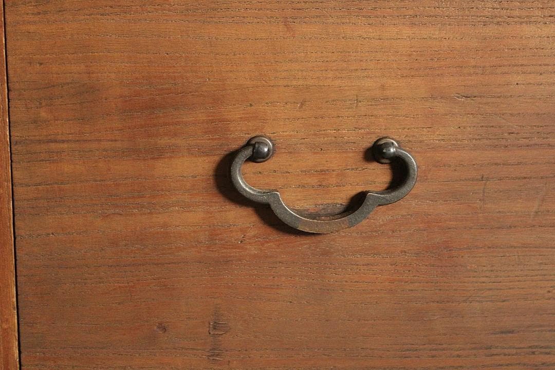 古く味のある木製の引き出し2段　チェスト　桐箪笥　タンス　古家具　古民家