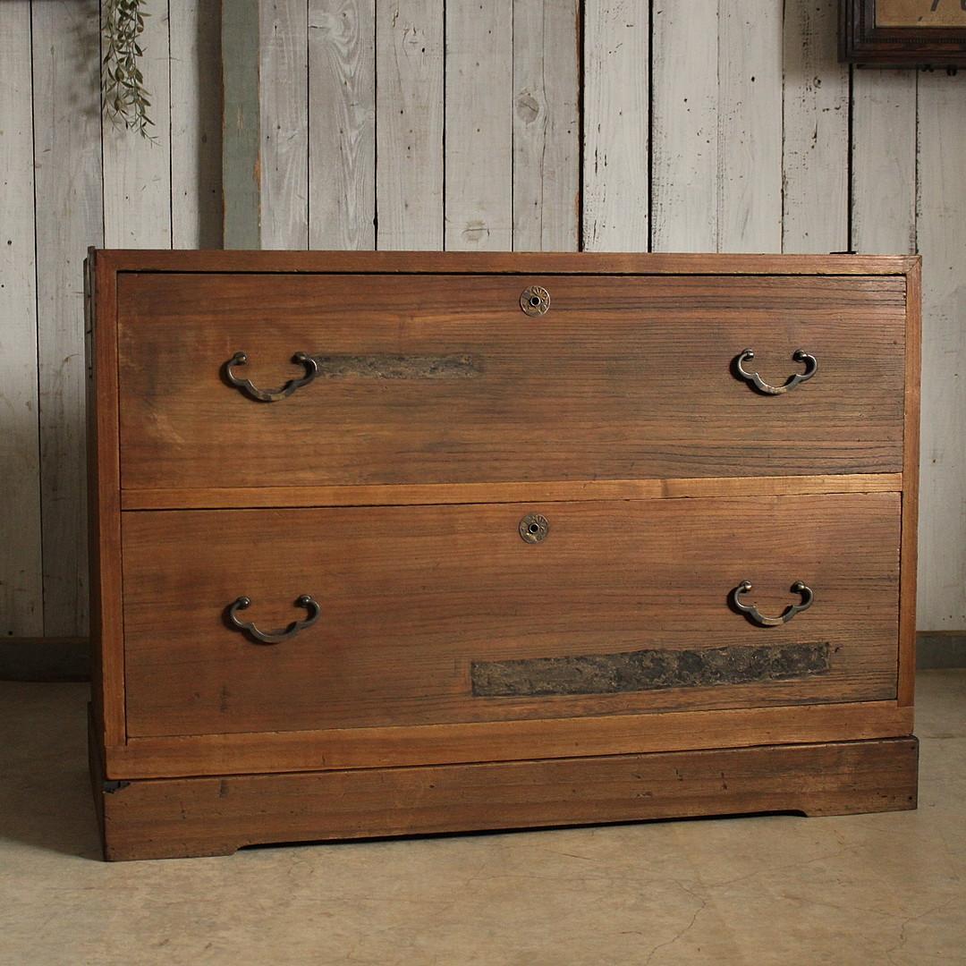 古く味のある木製の引き出し2段　チェスト　桐箪笥　タンス　古家具　古民家