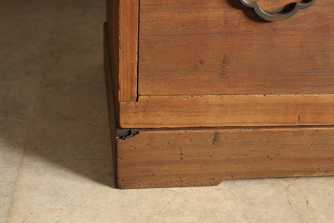 古く味のある木製の引き出し2段　チェスト　桐箪笥　タンス　古家具　古民家
