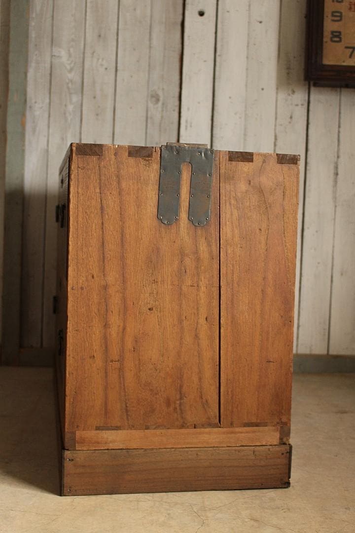 古く味のある木製の引き出し2段　チェスト　桐箪笥　タンス　古家具　古民家