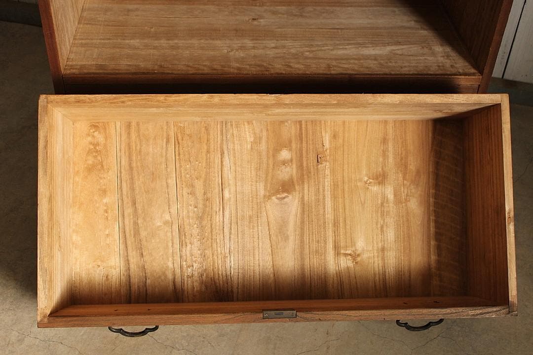 古く味のある木製の引き出し2段　チェスト　桐箪笥　タンス　古家具　古民家