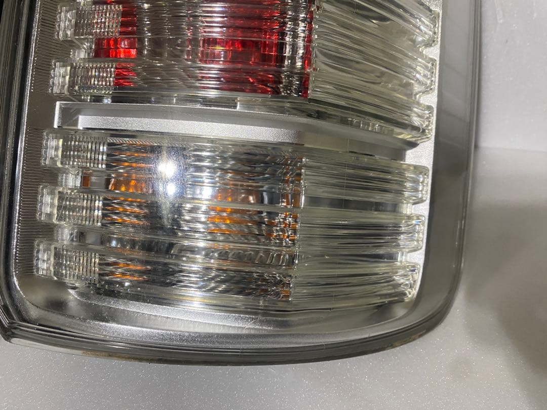 トヨタ ヴォクシー 70系 後期 純正LEDテールライト 左右セット
