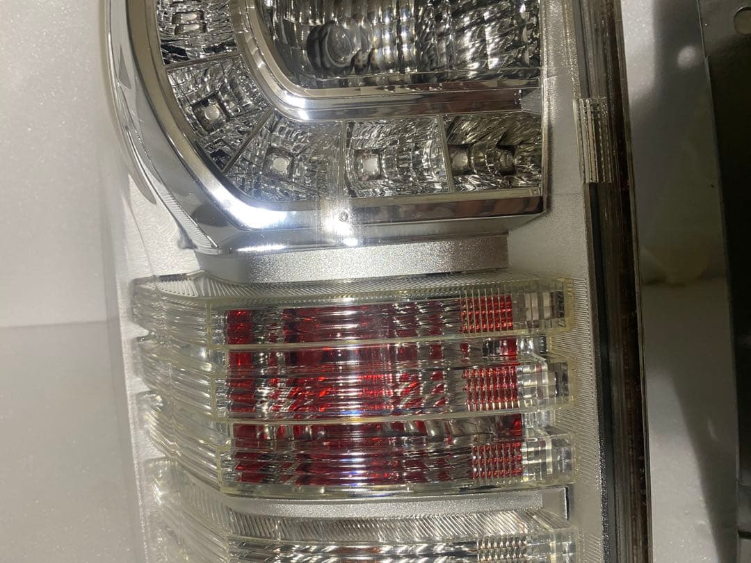 トヨタ ヴォクシー 70系 後期 純正LEDテールライト 左右セット