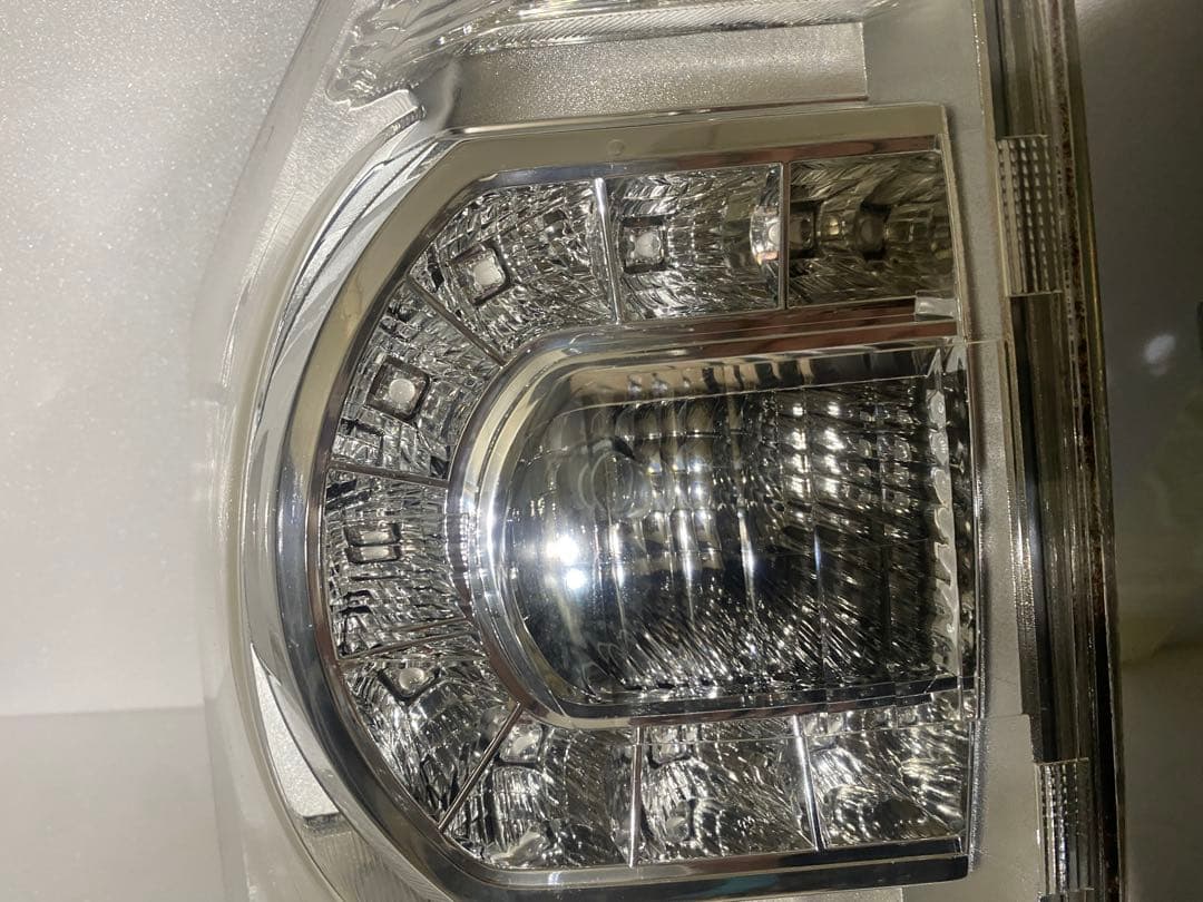 トヨタ ヴォクシー 70系 後期 純正LEDテールライト 左右セット