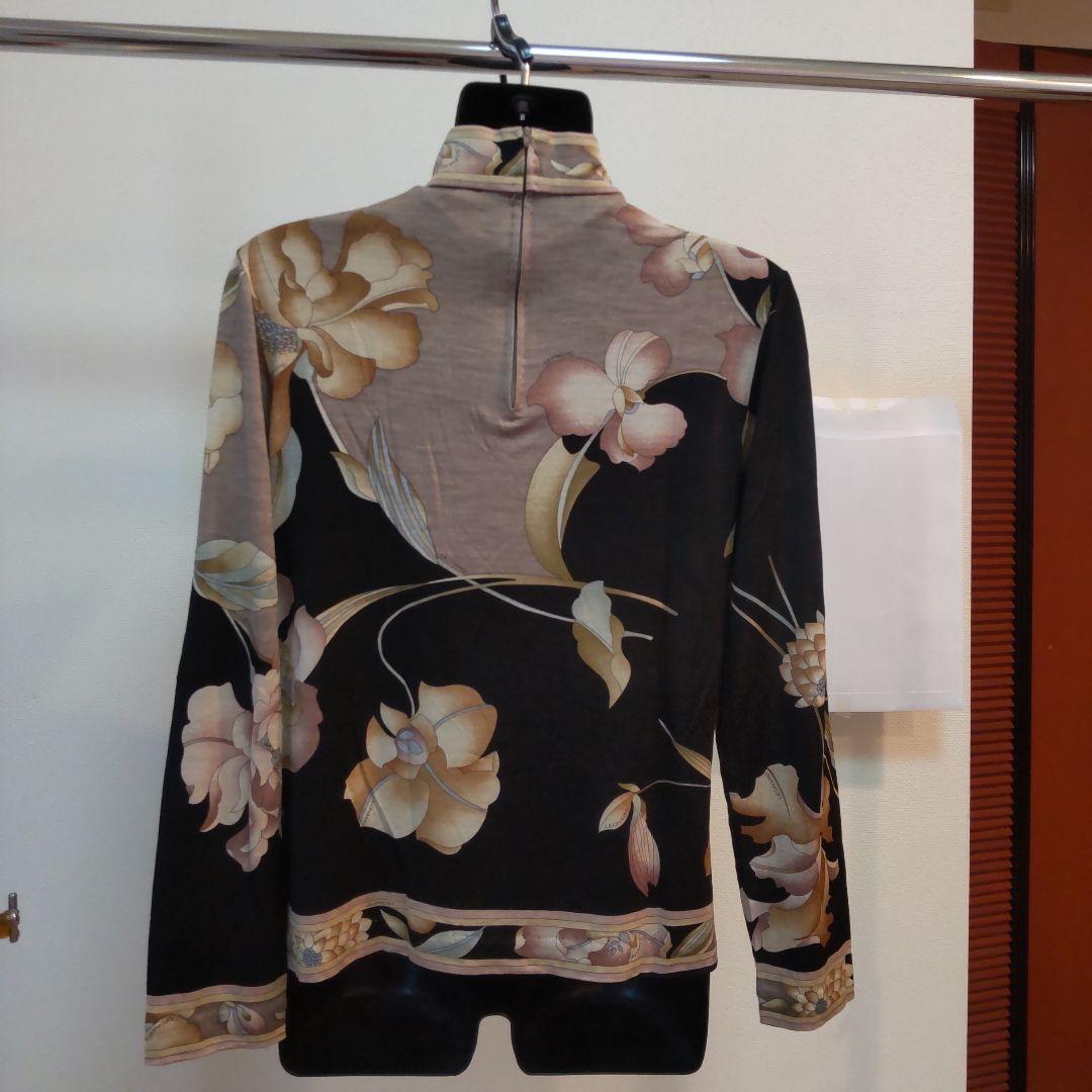 ♥️値下げしました♥️レオナール後ろファスナー付きカットソーロゴ入り