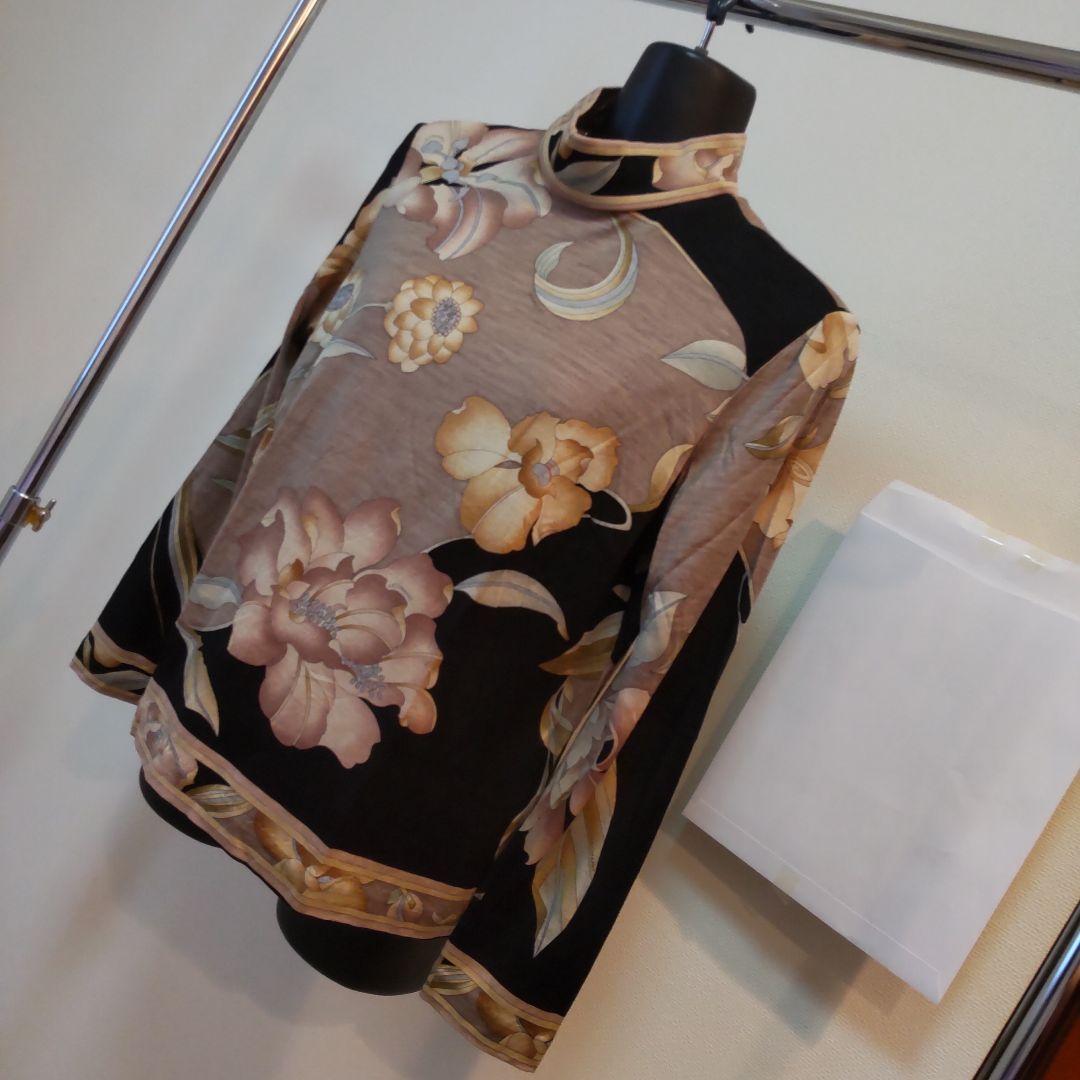 ♥️値下げしました♥️レオナール後ろファスナー付きカットソーロゴ入り