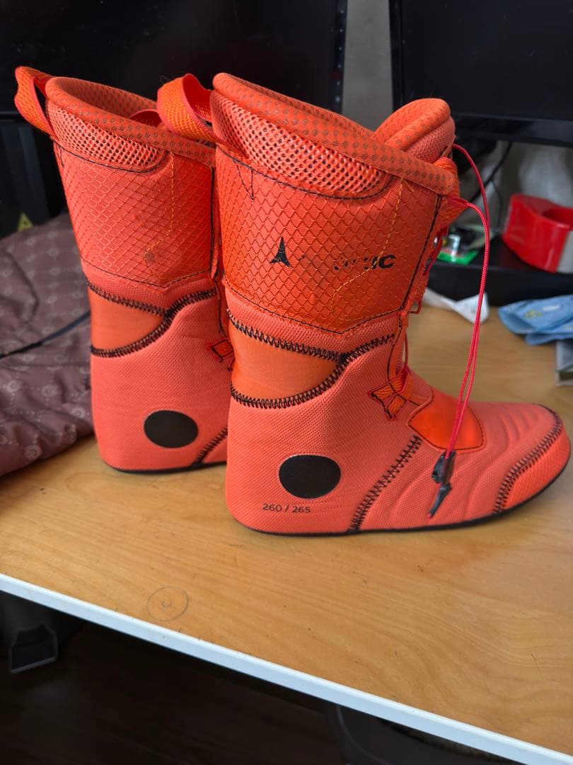 う*ち様 ATOMIC カーボンBACKLAND スキー用ブーツ 黒/オレンジ