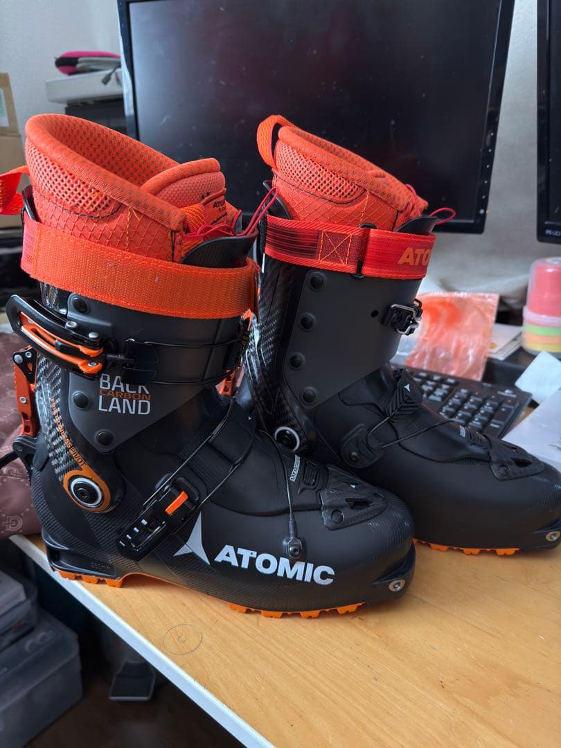 う*ち様 ATOMIC カーボンBACKLAND スキー用ブーツ 黒/オレンジ