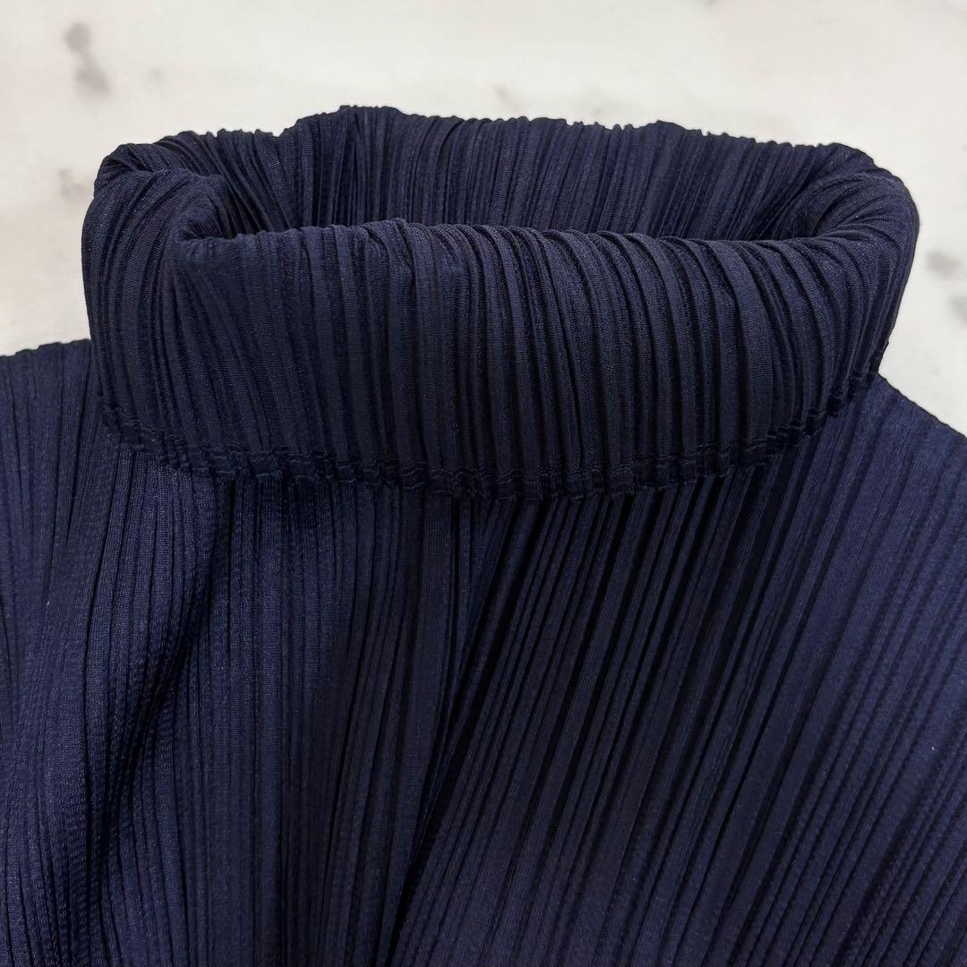美品✨プリーツプリーズ　イッセイミヤケ　プリーツハイネックプルオーバー　ネイビー
