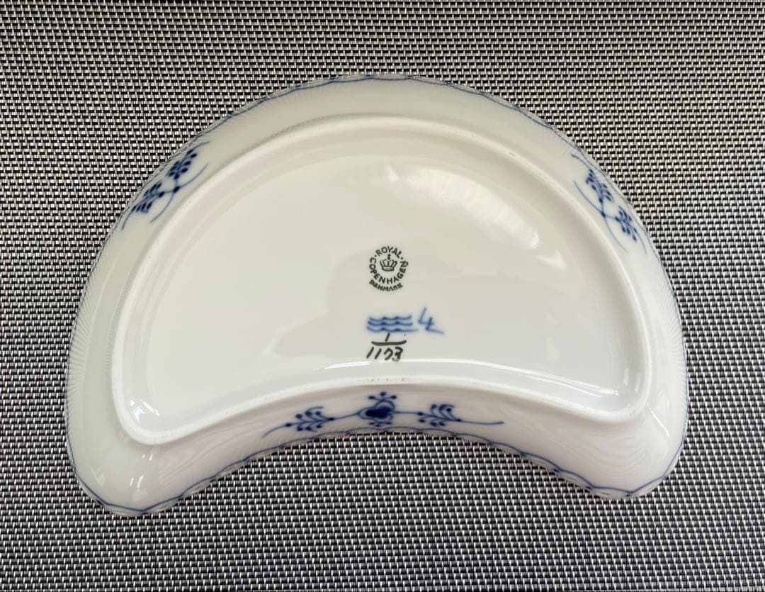 ブルーフルーテッド フルレース クレセントディッシュ 22cm ①